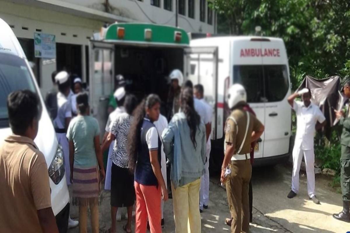 பக்தர்களுடன் விபத்தில் சிக்கிய தனியார் பேருந்து! 12 பேர் காயமடைந்து வைத்தியசாலையில் அனுமதி | Polonaruwa Bus Accident 12 Injured