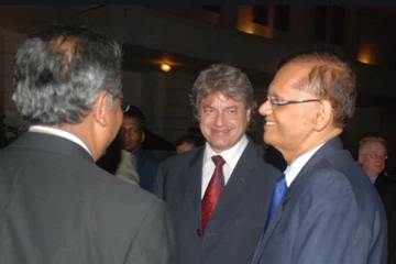 சர்வதேசத்திற்கு ஜி.எல்.பீரிஸ் பகிரங்க சவால்