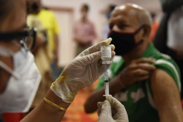 தடுப்பூசி சான்றிதழ் சமர்பிக்காவிட்டால் சம்பளம் கிடையாது - அரசு ஊழியர்களுக்கு ஆப்பு