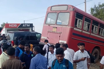 கிளிநொச்சியில் அரச பேருந்தை மோதிய தொடருந்து: மூவர் வைத்தியசாலையில் அனுமதி (Video)