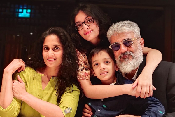 அஜித்துக்கு இவ்வளவு பெரிய குழந்தைகளா? - முதல் முறையாக வெளியான குடும்ப புகைப்படம் | Ajith Family Photo Viral Aadvikajith