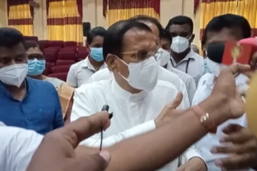 ஊடகவியலாளர்களின் கேள்விகளை புறக்கணித்து கூட்டத்திலிருந்து அவசரமாக வெளியேறிய மைத்திரி (PHOTOS)