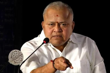 நடிகர் ராதாரவியின் மகன், மருமகள், பேத்தியை பார்த்துள்ளீர்களா.. புகைப்படம் இதோ