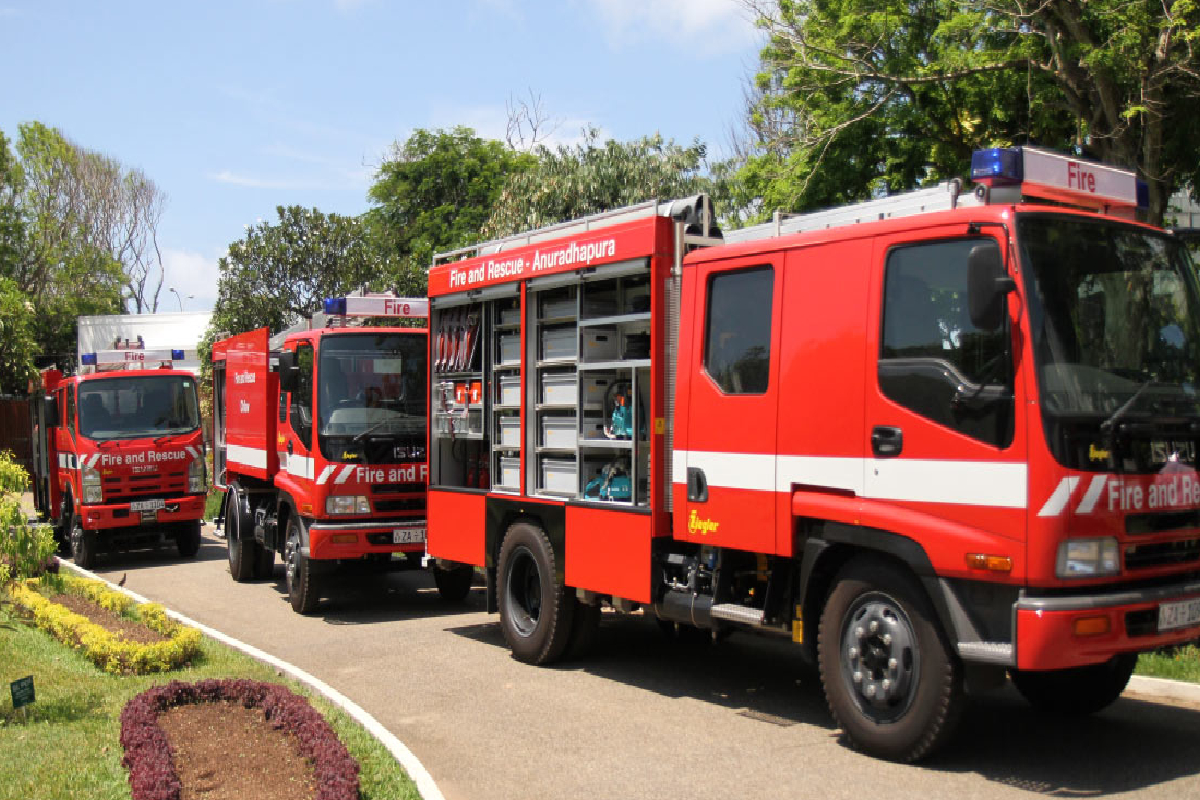 வத்தளை தொழிற்சாலை ஒன்றில் பாரிய தீ விபத்து | Fire At Fabric Manufacturing Factory Wattala
