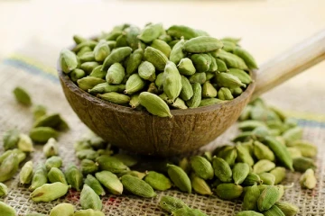 இரவில் படுக்கும் முன்பு ஒரே ஒரு ஏலக்காய் சாப்பிட்டு படுங்க... அதிசயத்தை காண்பீர்கள்