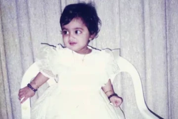 இந்த புகைப்படத்தில் இருக்கும் குழந்தை யார் தெரியுமா.. பிரபல முன்னணி நடிகை தான்