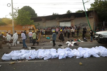 ட்ரக் கவிழ்ந்து 54 புலம்பெயர்வோர் உயிரிழப்பு... சாலையோரம் வரிசையாக அடுக்கி வைக்கப்பட்டுள்ள உடல்கள்: ஒரு துயர செய்தி