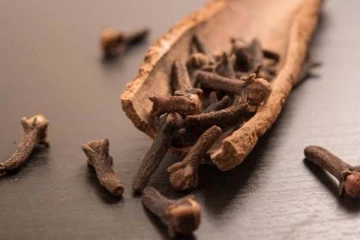 இரவு தூங்கும் முன்பு வெதுவெதுப்பான நீரில் 2 கிராம்பு போட்டு குடிங்க: அதிசயத்தை கண்கூடாக பார்ப்பீங்க