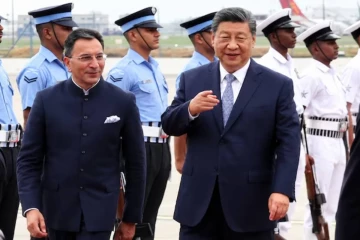 මෝදිගේ ආරාධනාවෙන් ඉන්දියාවට ගොඩබැස්ස ෂී ජින්පිං
