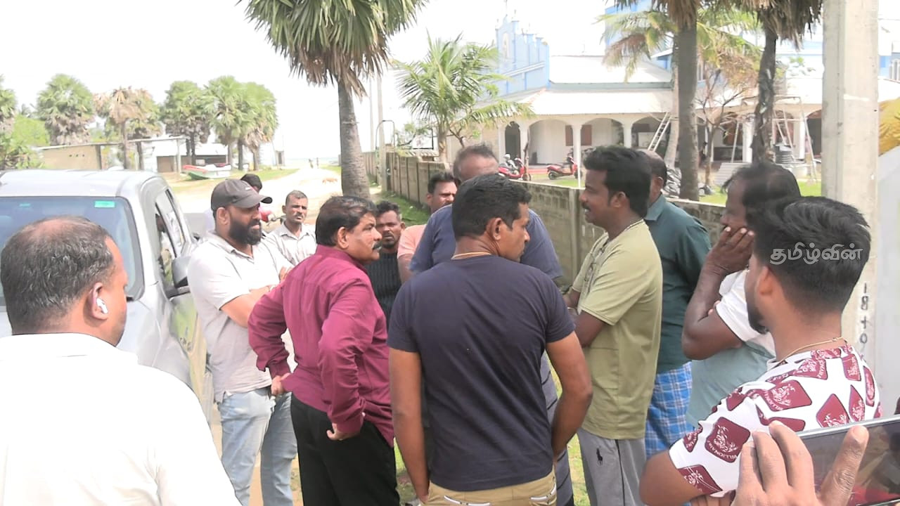 வடமராட்சி கிழக்கு கட்டைக்காட்டு பகுதிக்கு கடற்றொழில் அமைச்சர் விஜயம் 4 Gallery