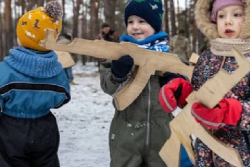 ரஷ்யாவுக்கு எதிரான போருக்கு தயாராகும் உக்ரைன் சிறுவர்கள்
