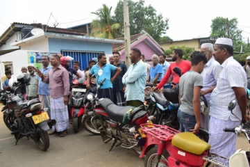 கோறளைப்பற்று மத்தி கூட்டுறவுச் சங்க நிரப்பு நிலையத்தில் முறைகேடு - மக்கள் போராட்டம்(Photo)