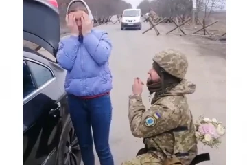 போர் களத்தில் காதலை சொன்ன ராணுவ வீரர்! உக்ரைனில் நெகிழ்ச்சி சம்பவம்