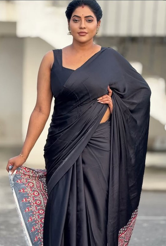 புடவையில் விதவிதமான போஸ் கொடுத்து மயக்கும் சீரியல் நடிகை ரேஷ்மா பசுபுலேட்டி போட்டோஸ் 5 Gallery