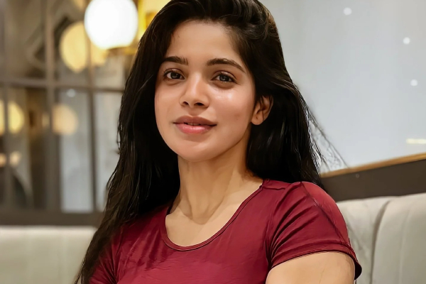 கவர்ச்சி ஓவர்லோட்!.. அந்த ஆடை மட்டும் அணிந்து ஹிந்தி நடிகைகளுக்கு டஃப் கொடுக்கும் திவ்யபாரதி | Divya Bharathi Latest Hot Photoshoot