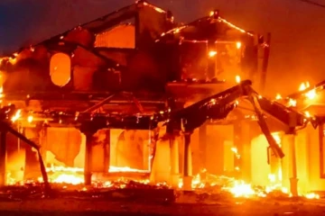 ஆளுங்கட்சியின் 25 இற்கும் மேற்பட்ட பிரமுகர்களின் வீடுகள் தாக்கி எரிப்பு: முழுவிபரம் வெளியானது