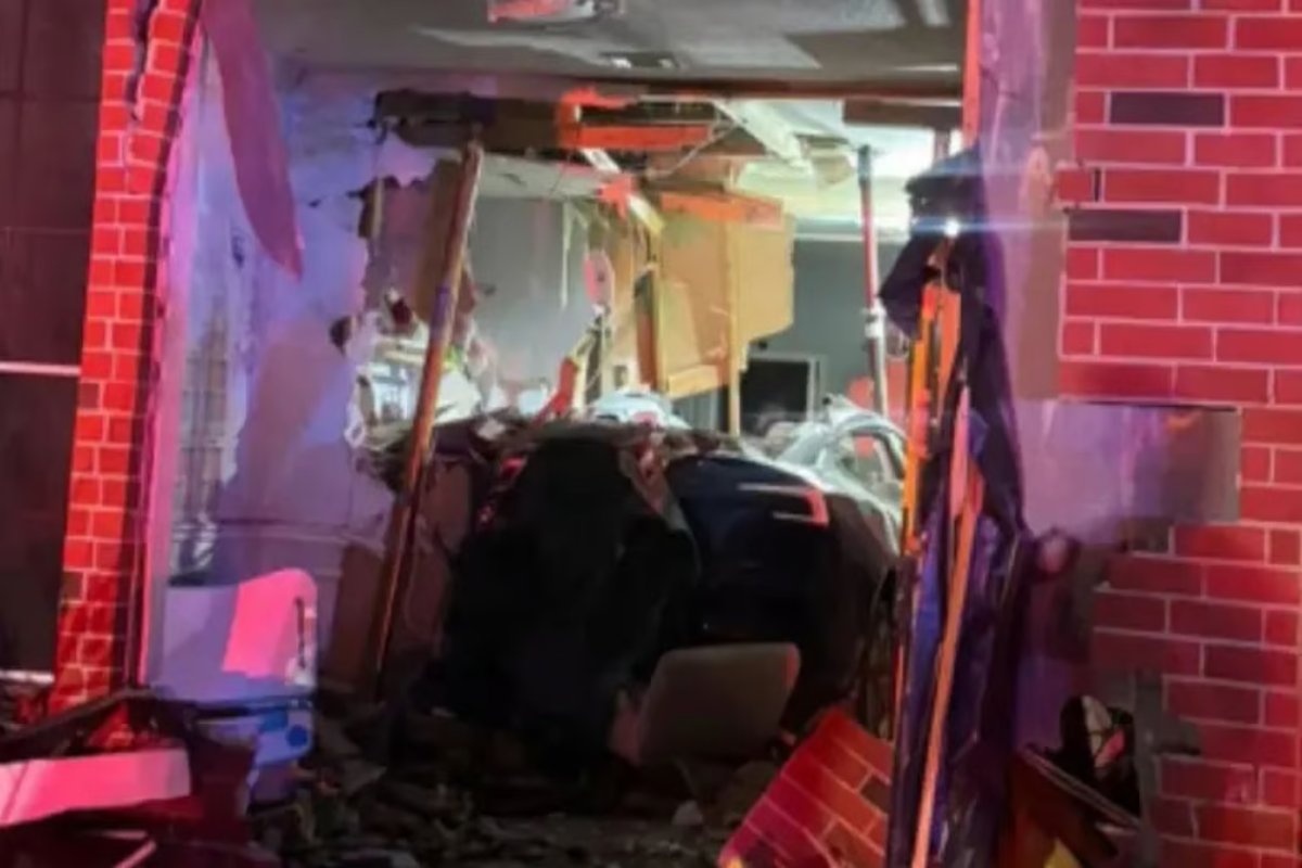 வீட்டிற்குள் புகுந்த டெஸ்லா கார் : மூதாட்டி பரிதாபமாக பலி | Elderly Woman Killed After Tesla Crashes Into Home