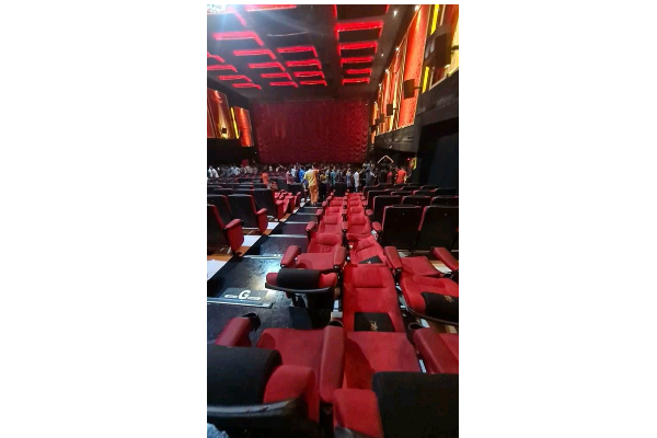 விஜய் ரசிகர்களால் திரையரங்கிற்கு மாபெரும் நஷ்டம்.. இதுக்கு பெயர் தான் கொண்டாட்டமா | Vijay Fans Celebration In Theatre Has Gone Wrong