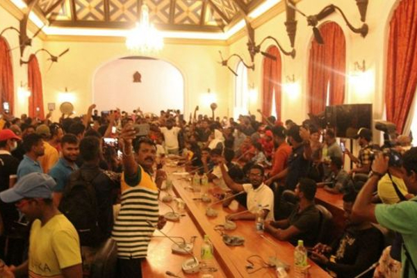 சிறிலங்கா அதிபரின் ஆசனத்தில் அமர்ந்து புகைப்படம் எடுத்த நபர் தொடர்பில் காவல்துறையின் அறிவிப்பு! - ஐபிசி தமிழ்