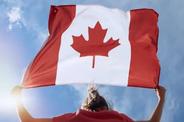 2022-ல் நான்கு லட்சம் வெளிநாட்டவருக்கு நிரந்தர குடியிருப்பு அனுமதி வழங்கிய கனடா!