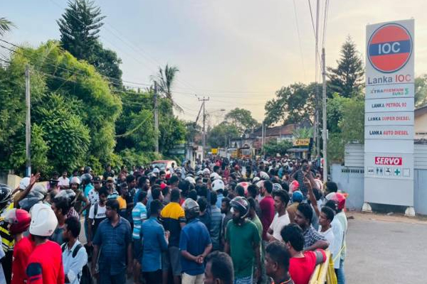 யாழ் எரிபொருள் நிரப்பு நிலையங்களில் மன உளைச்சலில் பலர்! | Many People In Distress At Jaffna Fuel Stations