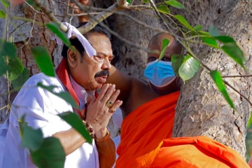 வரலாற்று சிறப்புமிக்க மஹா போதியை வழிபட்ட மகிந்த!