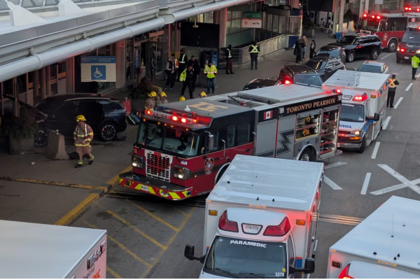 டொராண்டோ விமான நிலையத்தில் பல வாகனங்கள் மோதி விபத்து | Pearson Airport Results In Multi Vehicle Crash