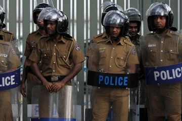 பொலிஸார் மீது தாக்குதல் மேற்கொண்ட பெண்களால் பரபரப்பு