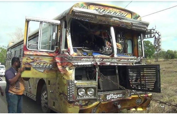 யானையின் தாக்குதலில் மயிரிழையில் தப்பிய பக்தர்கள்(படங்கள்) | Devotees Who Survived An Elephant Attack