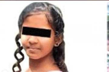 "මම චැට් කලේ ඔයත් එක්ක නෙමේනේ, ෆොටෝ එක වෙනස් නේ,ඒ අයියා කොහෙද..?" චැට් කල පෙම්වතා සොයා කිලෝමීටර් 500 ගිය ගම්පොළ 13න් හැවිරිදි දැරිය..