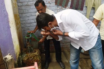குடிநீரில் கழிவுநீர்: முகர்ந்து பார்த்துவிட்டு உதயநிதி செய்த காரியம்