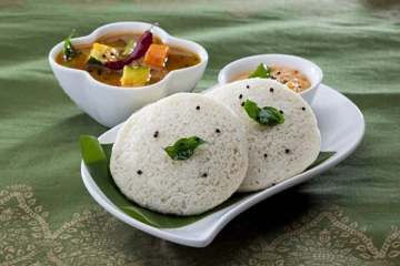 6 இலட்சம் ரூபாய்க்கு பார்ஸல் செய்யப்பட்ட இட்லி: கேட்டால் இட்லி ப்ரியராம்!