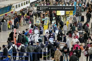 விமானிகள் வேலைநிறுத்தம்; 40,000 பயணிகள் கடும் அவதி