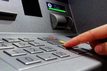 ஏ.ரி.எம் அட்டையில் பொருட்கள் கொள்வனவு ; பொலிஸ் உத்தியோகத்தரின் கேவலமான செயல்