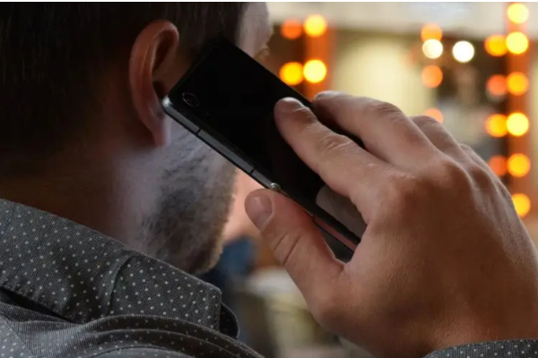 AI மூலம் செல்போனில் பேசுவதை ஒட்டுக்கேட்க முடியும் - தனியுரிமைக்கு அச்சுறுத்தல் | Ai Radar Can Spy Phone Calls By Vibration AI மூலம் செல்போனில் பேசுவதை ஒட்டுக்கேட்க முடியும் - தனியுரிமைக்கு அச்சுறுத்தல் | Ai Radar Can Spy Phone Calls By Vibration