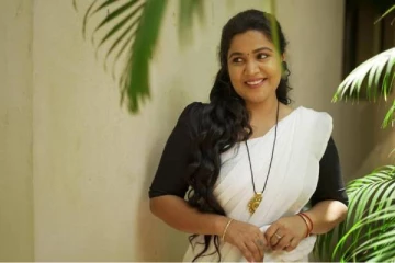 பேருந்து படிக்கட்டில் தொங்கிய மாணவர்கள் மீது தாக்குதல்: பொலிஸ் என ஏமாற்றிய பிரபல நடிகை கைது