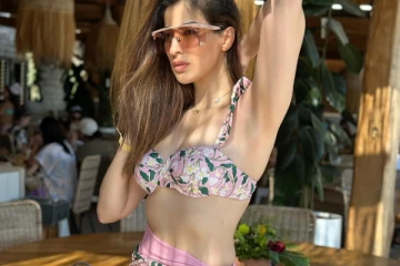 உச்சகட்ட கவர்ச்சி உடையில் நடிகை ராய் லட்சுமி! - லேட்டஸ்ட் போட்டோஷூட்