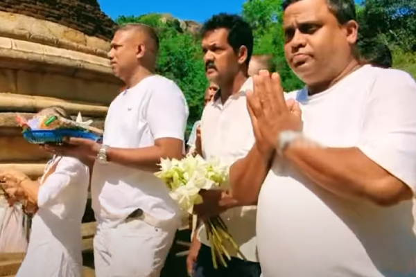 விகாரையில் தேங்காய் உடைத்து ரணிலின் கைதுக்கு எதிர்ப்பு | Ranils Arrest By Breaking Coconuts At The Temple