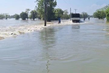 வெள்ளத்தில் தத்தளிக்கும் தமிழர் பகுதி: அவதியில் மக்கள்