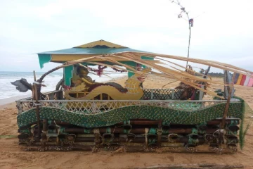 யாழில் கரை ஒதுங்கிய புத்த பெருமானின் உருவ சிலையுடன் அலங்கரிக்கப்பட்ட மிதவை