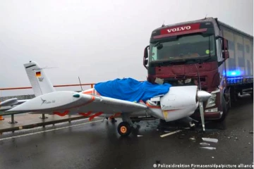 ஜேர்மன் பாலத்தில் தரையிறங்கிய பிரெஞ்சு விமானத்தால் விபத்து!