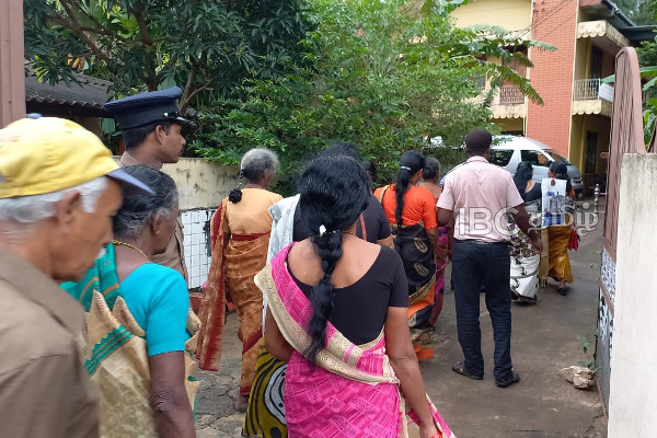 யாழில் காணாமல் போனோர் அலுவலகம் முன்பாக பதற்றம் - அலுவலகத்திற்குள் நுழைந்த உறவுகள்! | Jaffna Omp Office Missing Persons Perplexity Sl