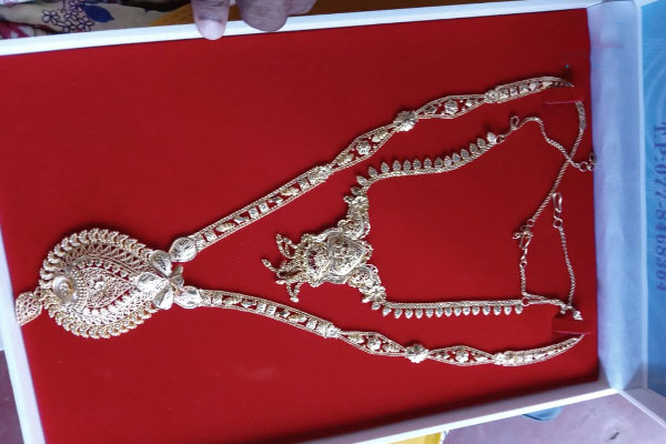 யாழில் திருமணம் என்ற போர்வையில் ஏமாற்றம்; நீதிக்கான போராட்டத்தில் இறங்கிய பெண் | Disappointment In The Guise Of Marriage Jaffna