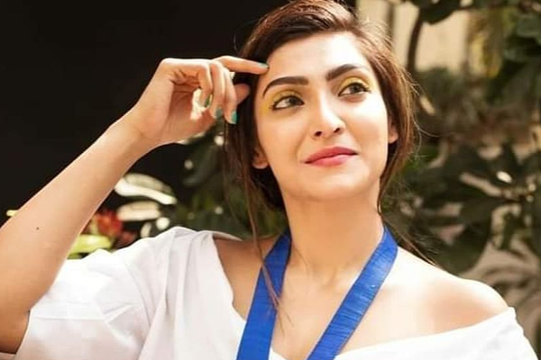 பிக்பாஸ் அக்‌ஷராவுக்கு அடித்த ஜாக்பாட்! 1 கோடி ரூபாயில் பிரம்மாண்ட கார் பரிசு.. வைரலாகும் புகைப்படம் | Akshara Reddy Brother Gifted Car