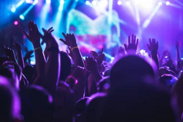 இளைஞர், யுவதிகளின் மோசமான செயல் - சுற்றிவளைத்த பொலிஸார்