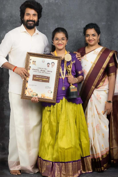 அப்பாவிற்கு போட்டியாக சிவகார்த்திகேயன் மகள் வாங்கிய விருது... வைரலாகும் புகைப்படம் | Sivakarthikeyan Daughter Received Awards