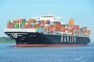 சூயஸ் கால்வாயில் இன்ஜின் கோளாறாகி பழுதாகி நின்ற சரக்குக் கப்பல்