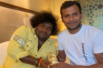 தமிழன் நடராஜனை சந்தித்த நடிகர் யோகிபாபு! கொடுத்த சர்ப்ரைஸ் பரிசு... வைரலாகும் புகைப்படங்கள்