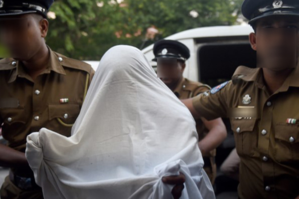 நல்லூரில் பக்தர் போல பாசாங்கு செய்த நபரால் பரபரப்பு! | The Suspect Pretended To Be A Devotee In Nallur