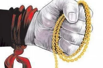 දරුවා ඇකයේ සිටියදීම මවගේ ගෙල කපා රන් මාලය කොල්ල කයි - මෙරටින් ඇසෙන අධි සංවේදී පුවත